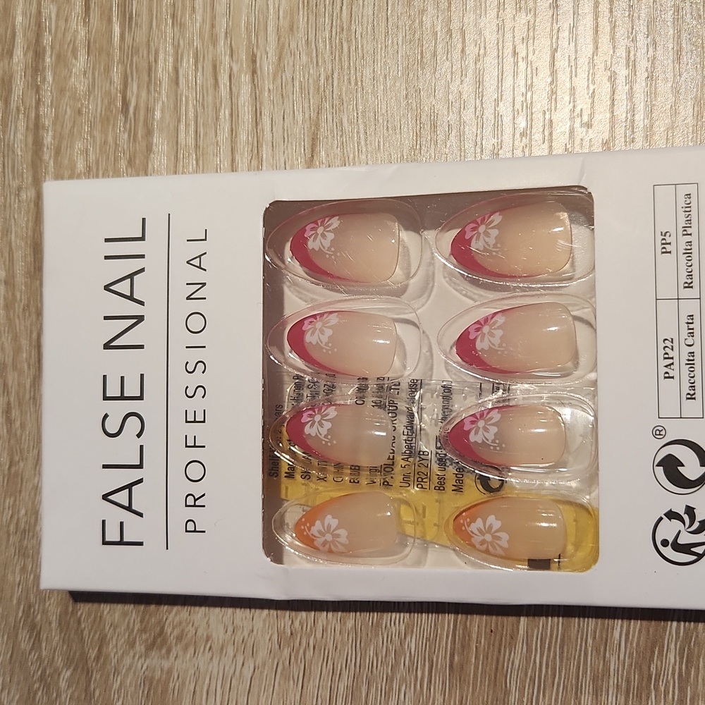 NWT Fake Nails Medium Elegant Length
